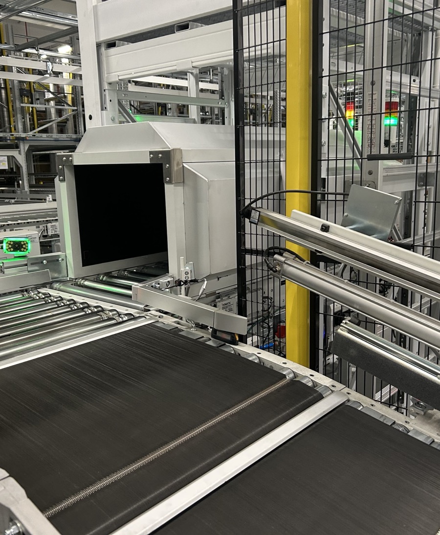 Automated warehouse with RFID reading tunnels